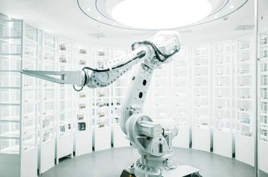 Aydınlık bir sergi alanında beyaz endüstriyel robot kolu